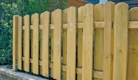 Für mehr Privatsphäre: Kennzeichnend für den Holz Gartenzaun ist eine versetzte Doppellattung