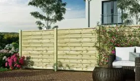 Der Lamellenzaun günstig + gut aus grün druckimprägnierter Kiefer/Fichte, ist gerade bei langen Zaunstrecken ein häufig verwendetes Modell.