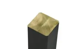 Der Leimholzpfosten mit einem Maß von 9 x 9 cm. Der Pfosten ist druckimprägniert, FSC - zertifiziert und farbgrundiert. Durch die Verleimung besteht keine Möglichkeit, dass der Pfosten sich verzieht. 
