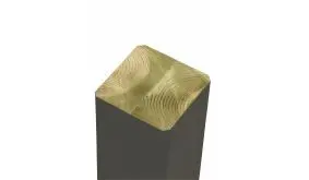 Der Leimholzpfosten mit einem Maß von 9 x 9 cm. Durch die Verleimung besteht keine Möglichkeit, dass der Pfosten sich verzieht. 