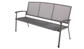 Die schlichte Gartenbank Malmö aus beschichtetem Streckmetall ist als 2- oder 3-Sitzer erhältlich. Hier als 3-Sitzer mit dem Maß 171 x 65 x 92 cm.