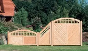 Der Sichtschutz Douglasie – mit Hochbogen, Fischgrätmuster, Mittelstrebe und Gittereinsatz in waagrechter Form