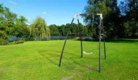 Die Metallschaukel ist als Einzel- und Doppelschaukel erhältlich und nach DIN EN 71 für den privaten Gebrauch zugelassen