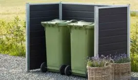 Pflegeleichte WPC Mülltonnenabtrennung im modernen skandinavischen Stil. Der Bausatz zur Selbstmontage ist in zwei Größen erhältlich