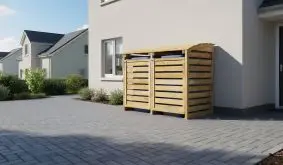 Holz-Mülltonnenbox für zwei Tonnen an Hauswand, mit Lamellentüren und gebogenem Deckel auf gepflasterter Einfahrt.