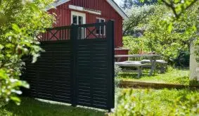 Sichtschutzzaun aus fungizid behandeltm und farbgrundiertm Kiefernholz. Verarbeitet mit rostfreien Schlagschrauben.