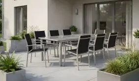 Vielseitige Nutzungsmöglichkeiten: Die Outdoor Sitzgruppen sind als 7- und 9-teilige Sets mit Stapelsesseln und Ausziehtisch erhältlich 