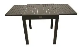 Mit seinen kompakten Maßen von 70 x 70 x 75 cm passt der auf 140 cm ausziehbare Outdoor Tisch perfekt auf kleine Balkone