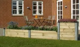 Anwendungsbeispiel für das Hochbeet System Pipe aus druckimprägniertem Kiefernholz: die Sets lassen sich unkompliziert kombinieren und mit dem Systemzubehör weiter- und ausbauen