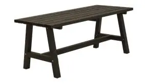 Am schwarz farbgrundierten, 177 cm langen und 75 cm breiten Country Plankentisch können sich bis zu sechs Personen niederlassen