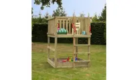 Der Play Spielturm 1 ist ein Bausatz zur Selbstmontage. Die zerlegten Bauteile bestehen aus druckimprägnierter Kiefer/Fichte