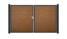 Pflegeleichtes Doppeltor mit Lamellen aus PVC und modernen Zwischenleisten aus Aluminium. Dekor: Golden Oak