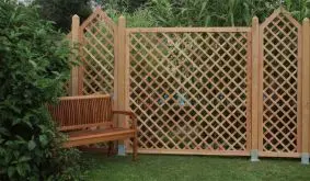 Die hochwertige Rankgitter-Serie "Avantgarde" beinhaltet sechs vormontierte Zaunfelder aus naturbelassener Sibirischer Lärche. Sie ist in gerader Form oder mit dreieckigem Abschluss erhältlich und bietet somit viele Gestaltungsmöglichkeiten.