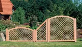 Das Rankgitter Douglasie mit aufwendig überplatteten Gitterleisten besticht durch eine natürliche Optik, hochwertige Verarbeitung und lange Haltbarkeit 