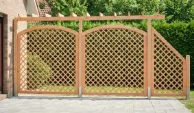 Rankgitter Douglasie Bern Holzrankgitter mit Hochbogen und Schrägelement an Terrasse vor Hecke