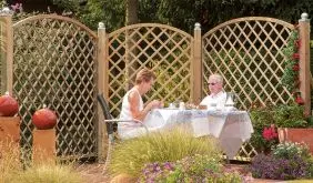 Eignet sich als Terrassenumrandung und Rankhilfe: Das 2-teilige Ranksystem mit Hochbogen aus Kiefer/Fichte (KDI)