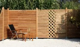 Der Rhombus Sichtschutz "Premium" aus widerstandsfähiger Robinie ist der Mercedes unter den Sichtschutzzäunen. Das edle Holz und die hochwertige Verabeitung machen diesen Zaun zu einem echten Hingucker in Ihrem Outdoorbereich.