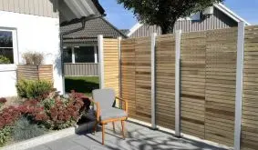 Der moderne Rhombus Sichtschutzzaun aus Robinie ist in zwei Ausführungen erhältlich: als 45 x 180 cm und 90 x 180 cm Zaunelement