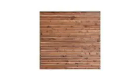 Zweiteiliges Zaunfeld aus braun geölter Kiefer. Die zwei Elemente werden mittels Aluminiumröhren verbunden und ergeben so eins ansprechendes und einheitliches Erscheinungsbild.