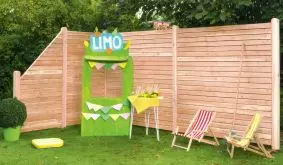 11-teilige Zaunserie aus naturbelassener Douglasie: Der halbtransparente Rhombusleisten Sichtschutz vereint Funktion mit toller Optik