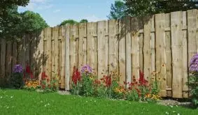Blickdichter und robuster Bohlenzaun aus Kiefer/Fichte mit rustikalem Touch
