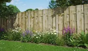 Blickdichter und robuster Bohlenzaun aus Kiefer/Fichte mit rustikalem Touch.