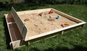 Für Spielspaß ist gesorgt: 225 x 225 cm Sandkasten aus naturbelassener Lärche (FSC) mit praktischer Seitenbox