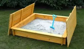 Für kleinere Gärten oder Terrassen perfekt: Der 140 x 140 cm Sandkasten mit Abdeckung aus naturbelassenem Lächenholz