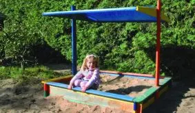 Unser Sandkasten mit Sonnenschutz "Zlin", schützt an besonders heißen Tagen die Kinder vor der Sonne