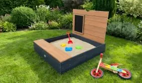 Buddelspaß garantiert: Die Sandkiste mit Deckel wird aus FSC-zertifiziertem Hemlockholz gefertigt