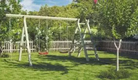 Die 430 x 190 x 210 cm Schaukel für Outdoor vereint klassisches Schaukelvergnügen mit Kletterspaß und Spielplattform