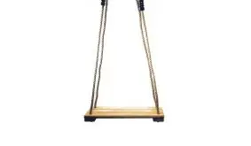 Schaukelbrett aus Kiefernholz mit abgerundeten Kanten und wetterfesten Polyseilen für Kinderschaukel, vor weißem Hintergrund