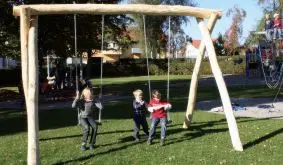 Das Schaukelgestell "Ricky" ist 400 x 250cm, nach DIN EN 1176 geprüft und für den öffentlichen Bereich zugelassen. Gefertigt aus naturbelassender Robinie.