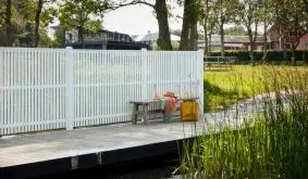 Der witterungsbeständige Holz Sichtschutz wird aus fungizid behandeltem und weiß farbgrundiertem Kiefern-/Fichtenholz hergestellt. Ein echter Hingucker!