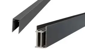 Das Senkrecht Montageset setzt sich aus einer 2,4 x 5 x 165,5 cm Start- und Endleiste zusammen. Die  Startleiste für den unteren Abschluss (rechts im Bild) ist verstärkt