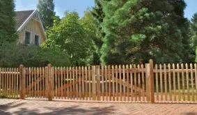 Braun druckimprägnierter Senkrechtzaun aus Kiefer/Fichte: Eine gelungene Kombination aus Preis, Optik und Funktionalität