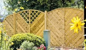 Bildgebend für die druckimprägnierten und dadurch langlebigen Sichtschutzelemente sind die diagonal angeordneten 8 x 95 mm starken Zaunlamellen. 