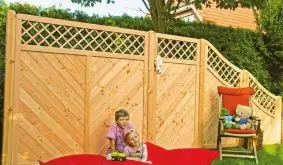 Die Elemente der Sichtschutzzaunserie Taunus aus naturbelassenem Douglasienholz mit Rankgitter und einer schrägen Landhausprofil-Füllung fügen sich harmonisch in Ihren Outdoorbereich ein.