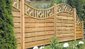 Sichtschutzzaun mit stilvollem Bogen: Fügt sich harmonisch ins Gartenbild ein