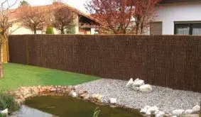 Die extra starke Heidekrautmatte eignet sich gut als natürlicher Sichtschutz im Garten.