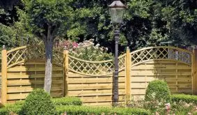 Die 5-teilige Sichtschutz Holzzaun Berlin Doppelbogen-Serie vereint ein ansprechendes Design mit solider Qualität