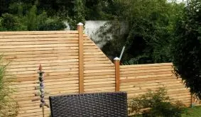 Ein formvollendeter Hingucker: Moderner 6-teiliger Sichtschutzzaun Rhombus aus naturbelassener sibirischer Lärche