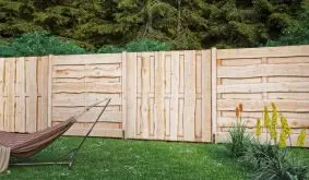 Der preisgünstige Sichtschutz aus naturbelassener Lärche kann waagerecht und senkrecht montiert werden und überzeugt zudem durch seine Langlebigkeit