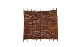 Der Sichschutz aus Weide mit einem Maße von 180 x 150 cm, ölbehandelte Weide