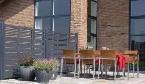 Die Sichtschutzblenden Silence in einem zeitlosen Anthrazit. Die vielen unterschiedlichen Zaunelemente ermöglichen Ihnen einen großen Gestaltungsspielraum