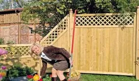 Bieten vielfältige Gestaltungsmöglichkeiten: Sichtschutzwände mit stilvollem Rankgitter und senkrecht angeordneten Zaunlamellen. Für eine erhöhte Langlebigkeit ist das Fichtenholz bereits kesseldruckimprägniert.