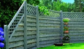 Dekorative Sichtschutzwand: zwecks besserer Langlebigkeit aus bereits fungizid vorbehandeltem und silbergrau lasiertem Kiefern oder Fichtenholz