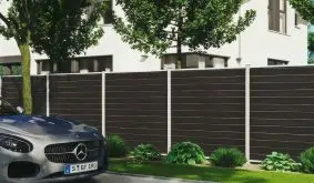 Für den pflegeleichten und strapazierfähigen WPC Sichtschutzzaun ist eine natürliche Holzoptik charakteristisch. Dennoch ist die Oberfläche homogener als bei Holz