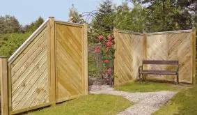 Die elegante Sichtschutzwand "Stuttgart Diagonal" bietet mit 9 vorgefertigten Zaunfeldern aus druckimprägniertem Fichtenholz vielfältige Gestaltungsmöglichkeiten für Ihren Outdoorbereich. Sie ist mit und ohne Rankgitter erhältlich.