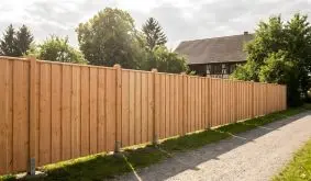 Sichtschutzzaun Douglasie Kriens, naturfarbene Holzfelder mit senkrechten Brettern entlang Grundstücksgrenze am Weg